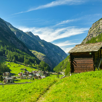 Prachtige groene vallei in het Saastal met een berghutje bij Saas Grund