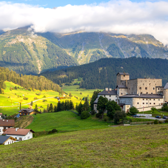 Naudersberg-kasteel-in-Nauders-Tirol-Oostenrijk