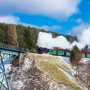 Een groene locomotief in Oberwiesenthal, Duitsland