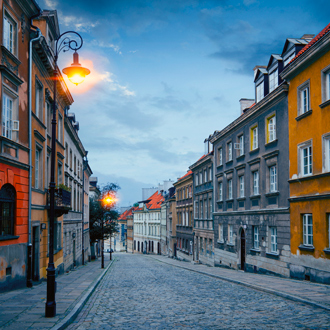 Oude stadsstraat bij schemer in Warschau, Polen
