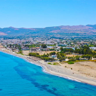 Panoramische luchtfoto van de Lambi kustlijn in Kos, Griekenland