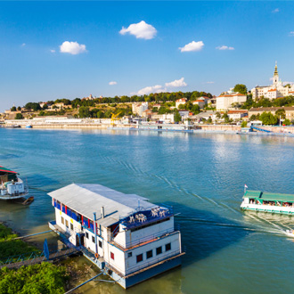 Panoramisch uitzicht op Belgrado bij de rivier de Sava