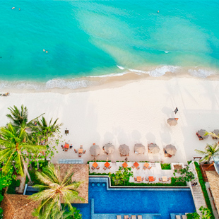 Blauwe zee en zwembad bij een resort in Chaweng Beach