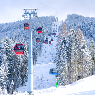 Rode en blauwe skiliften in het skigebied van Mayrhofen Tirol Oostenrijk 