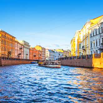 De Mojka rivier met uitzicht op gekleurde gebouwen in Sint-Petersburg