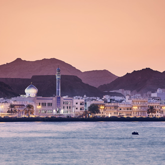 Skyline van Muscat in de nacht in Oman