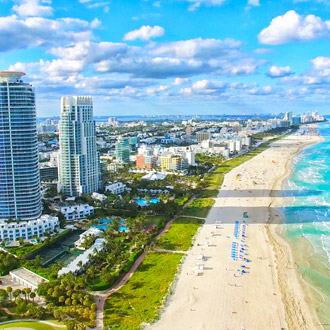 Uitzicht op het strand van South Beach Miami met daarachter vele hotels