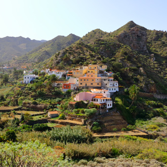 Kleurrijke huisjes in Vallehermoso dorp en vallei op het eiland La Gomera