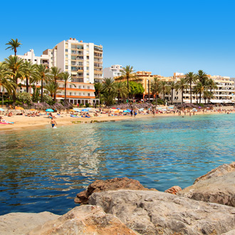 Het strand en helderblauw water in Figueretas