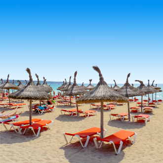 Ligbedden & parasols op het strand van El Arenal, Mallorca