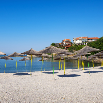 Het strand met parasols in de oude stad Nessbar