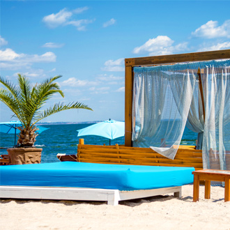 Strandbed op het strand van Playa den Bossa Ibiza