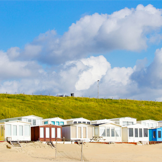 Strandhuisjes aan zee van Zandvoort, Nederland