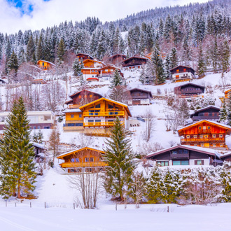 Dorp op de bergen met gekleurde huizen en sneeuw