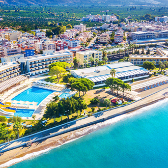 Een resort met glijbanen, zwembaden en het strand in Gumuldur, Turkije