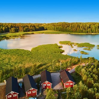 Uitzicht groen landschap met meer in Finland