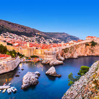 Dubrovnik in de avond met zee en huizen