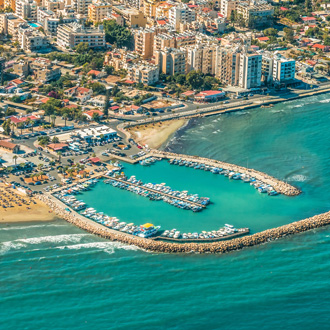 Uitzicht op de kustlijn en stranden van Larnaca, Cyprus
