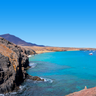 Uitzicht op zee en vulkanisch landschap in Playa Blanca, Lanzarote