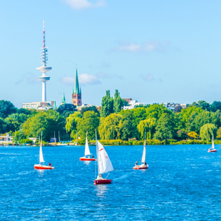 Uitzicht op het meer en bootjes in Hamburg, Duitsland