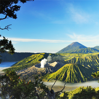 Groen landschap met uitzicht op een vulkaan in Indonesië