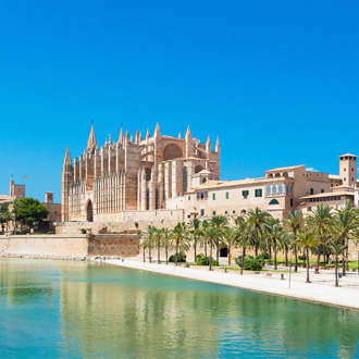 Water in Palma de Mallorca met de prachtige kathedraal, Spanje