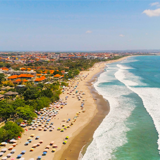 Uitzicht over het strand, de zee en de stad Kuta op Bali in Indonesie
