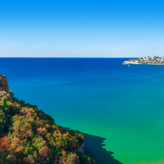 Panoramisch zee landschap met de stad Gaeta in Lazio