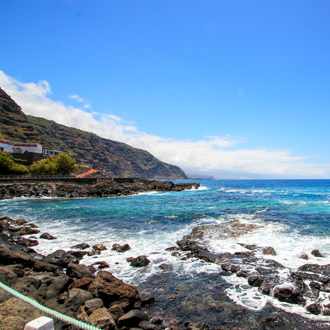 Uitzicht op de zee, rotsen en berg in Playa de la Arena op Tenerife, Spanje