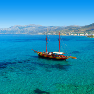 Blauwe zee met boot in Sissi