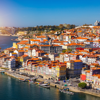 Zicht op de oude binnenstad van Porto, Portugal