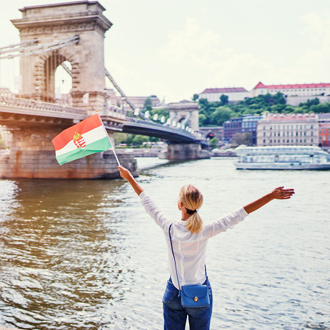 een-vakantie-in-Budapest-bij-een-brug-en-de-vlag-van-Hongarije