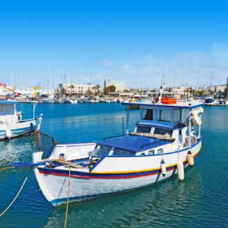Een bootje op de haven van Amoudara