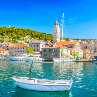 Haven van Brac met huisjes en een vissersbootje in Kroatie