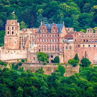 Kasteel Heidelberg, met groene heuvels. 