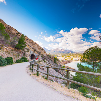 Een weg in het Sierra Helada park met uitzicht over de zee