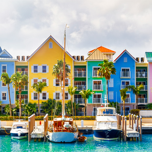 Kleurrijke gebouwen aan de kade in Nassau op de Bahama's