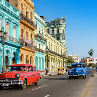 Kleurrijke gebouwen met oude Amerikaanse auto's in Havana, Cuba