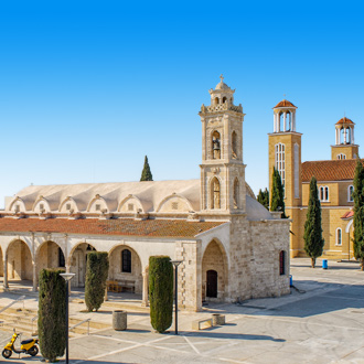Kerken op het plein van de stad Paralimni in Cyprus