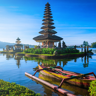 Een tempel en vissersboot in Indonesië