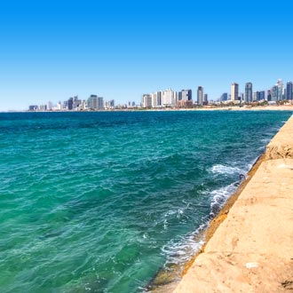 Kustlijn met helderblauwe zee in Tel Aviv