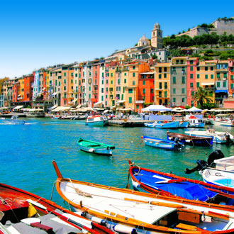 Haven met gekleurde bootjes en huisjes in Portovenere, Italie