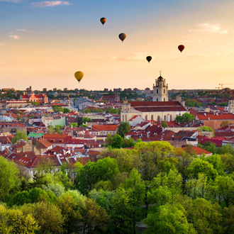Uitzicht over de stad Vilnius met luchtballonnen