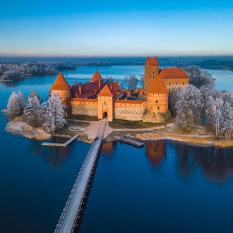 Uitzicht op de Trakai kasteel in de winter
