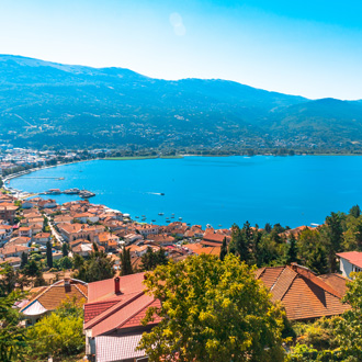 Zicht op Ohrid meer en Ohrid, Macedonie