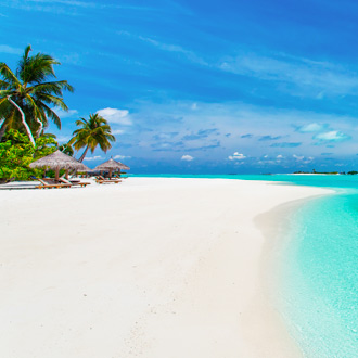 Parelwit strand op de Malediven