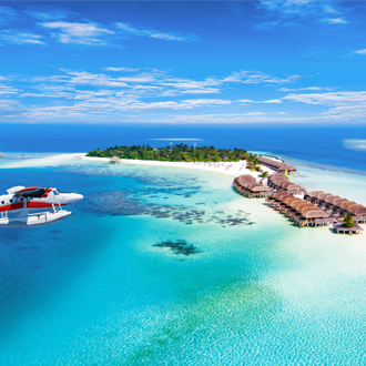 Watervliegtuig en waterhuisjes op de Malediven