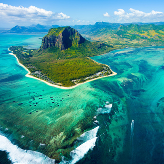 Luchtfoto van Mauritius en de beroemde Le Morne Brabant Berg