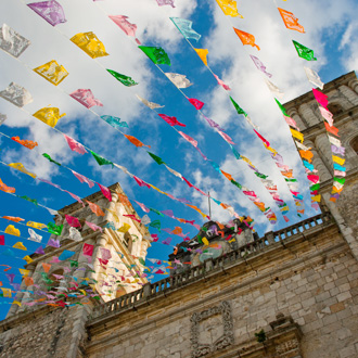 San Servacio met gekleurde vlaggetjes in Mexico