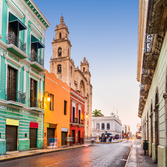 Straat met gekleurde huizen in Mexico